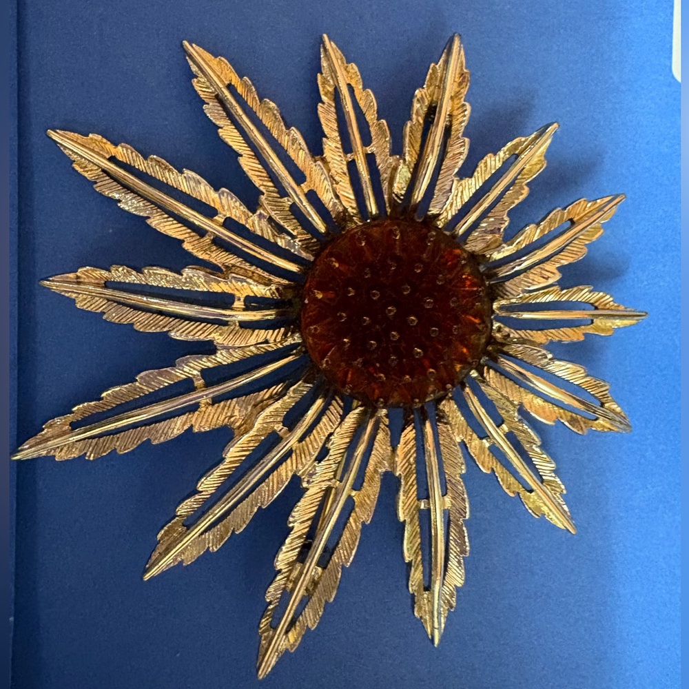 Sarah Coventry Starburst 1961 Floral Brooch With Raised Amber Center - Picture 2 of 8